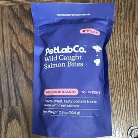 053663 Petlabco. Wild Caught Salmon Bites Freeze-dried Treats For Dogs And Cats 2.5oz