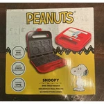 Peanuts Snoopy Dog Maker Uncanny Brands DTM-PEA-SN1 Red 750W 5-TREAT Tray. Fixed Price $24.00.